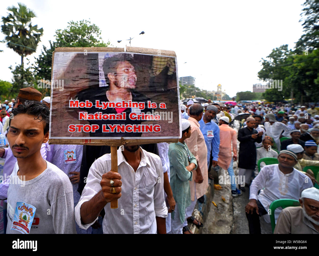 Ein Anhänger der Majlis-e-Ulama-e-Islam in West Bengalen hält ein Plakat während des Protestes in Kalkutta. Protest gegen die jüngsten Mob lynchmord Vorfälle am anderen Teil von Indien, 2019 Hasse, Verbrechen im Namen der Religion ständig zugenommen und störende kommunale Harmonien des Landes in verschiedenen Staaten. Stockfoto