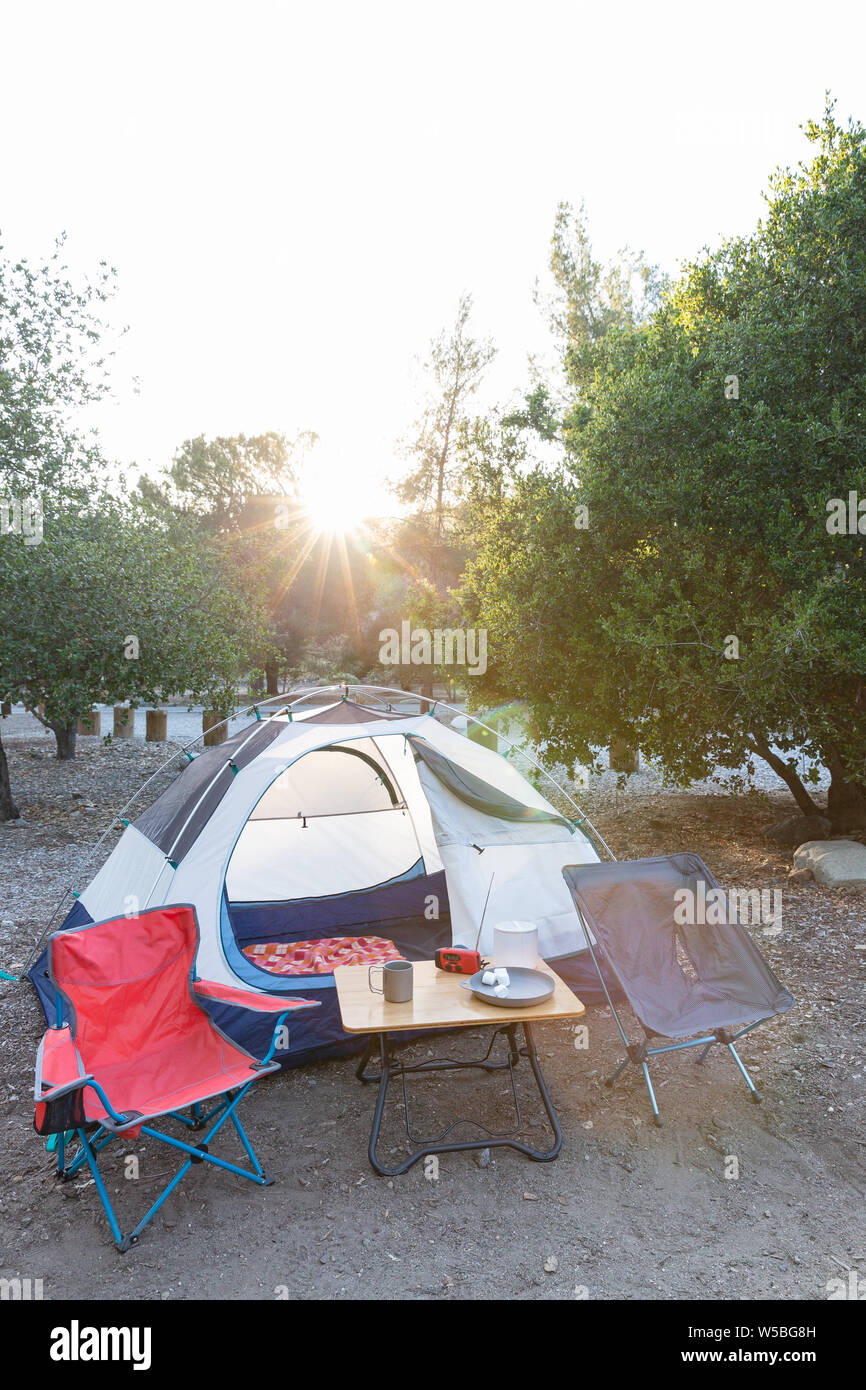 Leeren Campingplatz ein Zelt und Camp Stühle an einem sonnigen Tag im Freien. Stockfoto