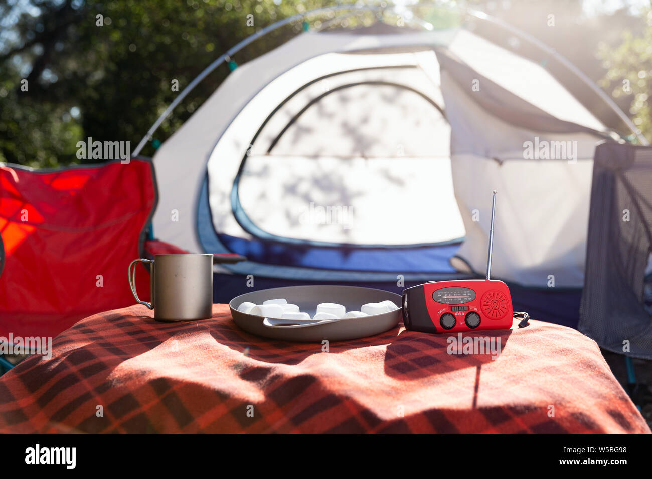 Leeren Campingplatz ein Zelt und Camp Stuhl an einem sonnigen Tag im Freien. Stockfoto