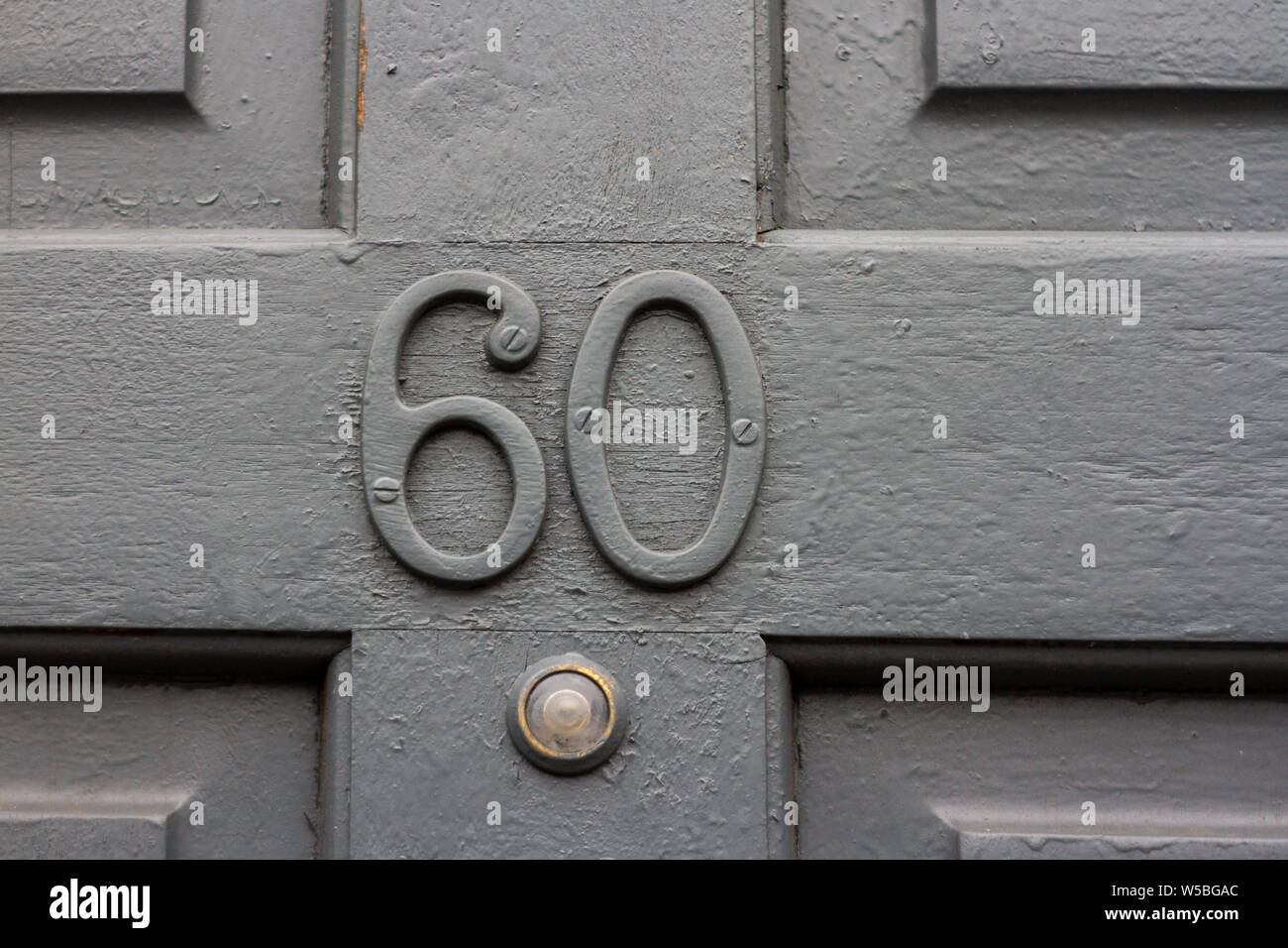 Haus Nummer 60 mit den 60 Grau auf grau lackierten Holz- Vordertür Stockfoto