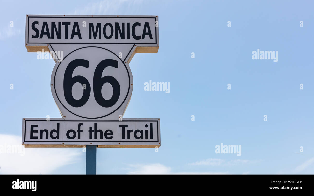 Route 66 Santa Monica, Ende der Spur. Farbe weiß Schild in Santa Monica Pier, blau klar Himmel Hintergrund, Route 66, die klassischen historischen roadtri Stockfoto