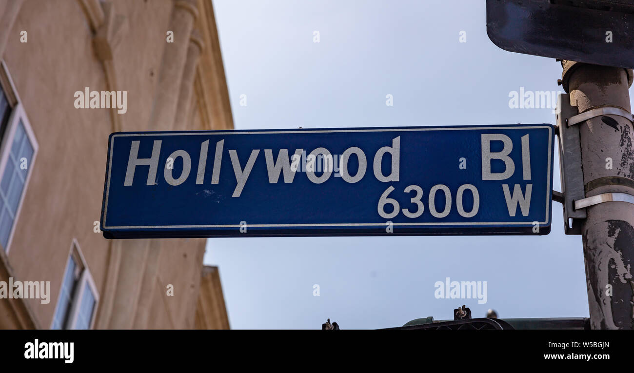 Hollywood Sel. LA, Kalifornien, USA. Blaue Schild Gebäude Fassade, blauer Himmel. Sonniger Frühlingstag. Stockfoto