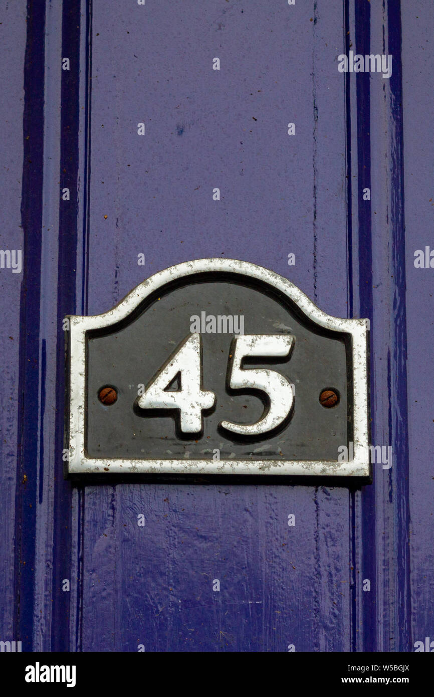 Haus Nummer 45 mit den vierzig fünf auf ein Zeichen auf dunklem Purpur Tür Stockfoto