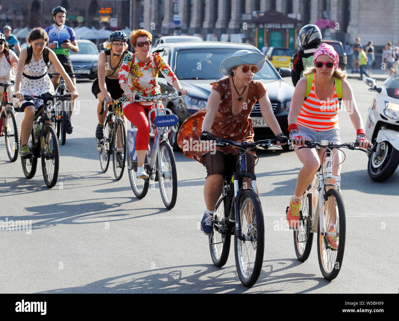 Ukrainische Frauen und Mädchen tragen verschiedene Kleidung nehmen an der Kiew Cycle Chic 2019 Frauen Fahrrad Parade, in der Innenstadt von Kiew, Ukraine. Frauen mit ihren Fahrrädern versammeln, um zu zeigen, dass die tägliche Radfahren in der Kleidung für jeden Geschmack möglich ist und aus welchem Grund. Cycle chic oder Fahrrad chic bezieht sich auf Radfahren in modischer Alltagskleidung, die Mode Konzept wurde in der populären Kultur entwickelt, Fahrrädern und Zubehör sowie Bekleidung. Stockfoto