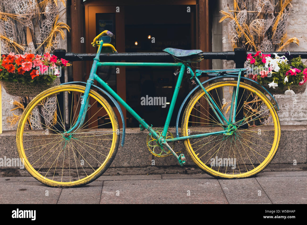 Mehrfarbige vintage Bike. Mit zwei Rädern Transport stoin auf dem Hintergrund der Haus mit offenen Türen. Stockfoto
