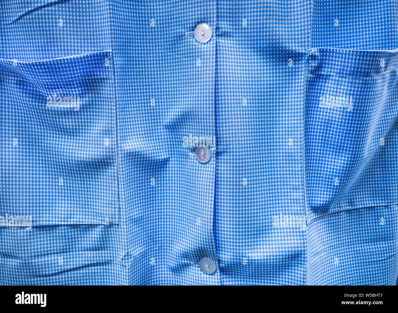 Blau kariertem Hemd, das typische Design in Großbritannien für Frauen-, Sozial- und Schuluniform. Stockfoto