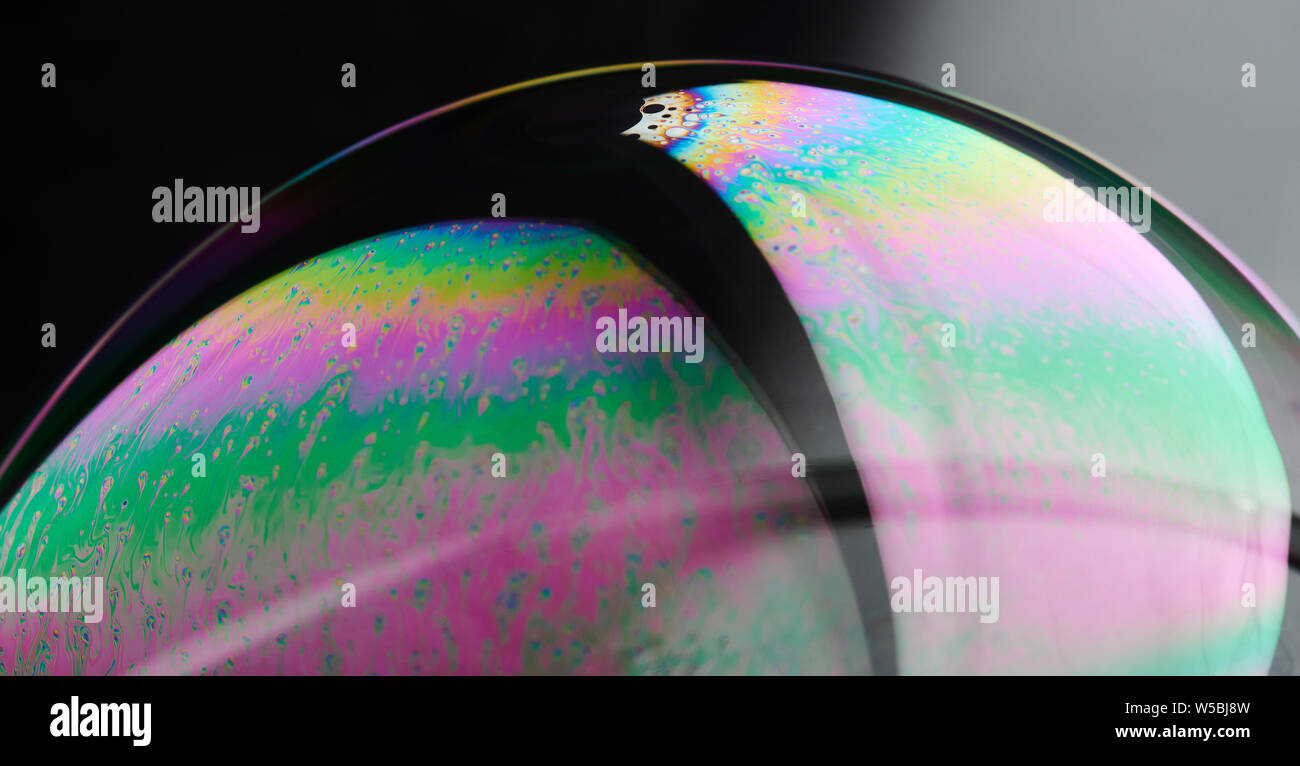 Farbenfrohe Oberfläche der Seifenblase Makro Nahaufnahme Stockfoto