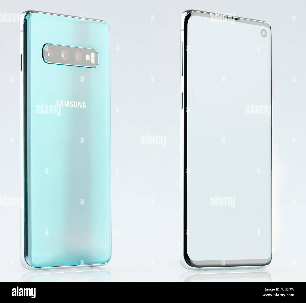 New York, USA - 28. Juni 2019: Isometrische Ansicht von Samsung Galaxy S10 auf weißem studio Hintergrund isoliert Stockfoto