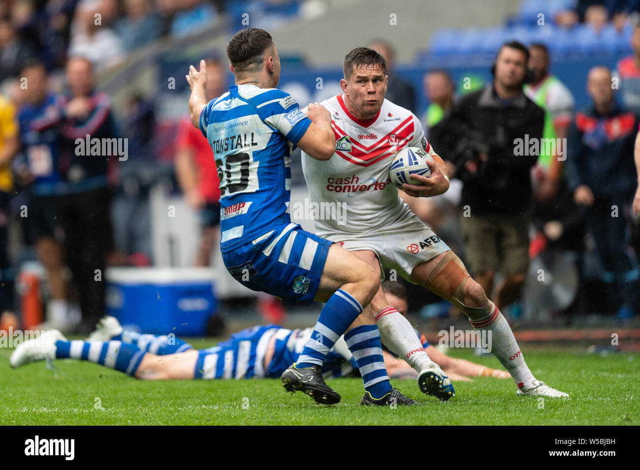 27. Juli 2019, Universität Bolton Stadium, Bolton, England; 2019 Coral Challenge Cup, Halbfinale, St Helens vs Halifax RLFC; Louie Mc Carthy-Scarsbrook von St Helens Greifer mit James Saltonstall (20) von Halifax Credit: Richard Long/News Bilder Credit: Aktuelles Bilder/Alamy leben Nachrichten Stockfoto