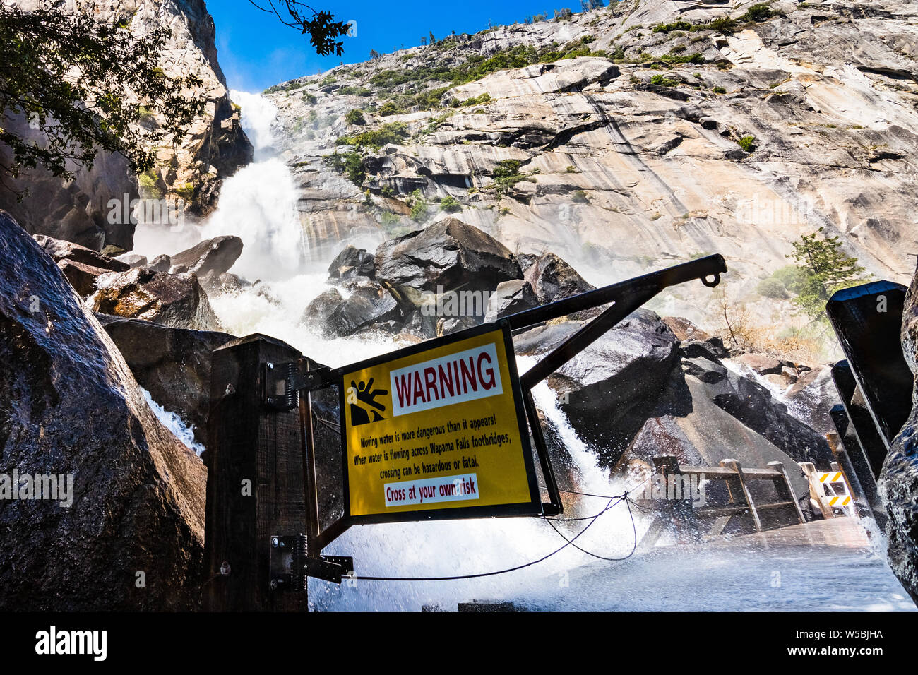 Warnhinweis aufgrund Wapama fällt fließt über die Fußgängerbrücke und das Erstellen von gefährlichen Bedingungen für die Kreuzung; Hetch Hetchy Reservoir, Yosemite Nat Stockfoto