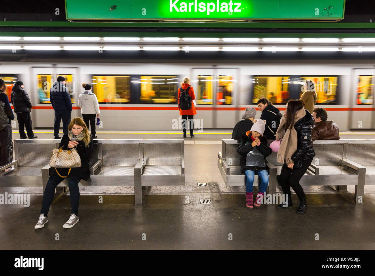 Leute von der Wiener U-Bahn Stationen wo ist einer der beiden Rapid Transit Systeme und betreibt fünf U-Bahnlinien für Wien, Österreich Stockfoto