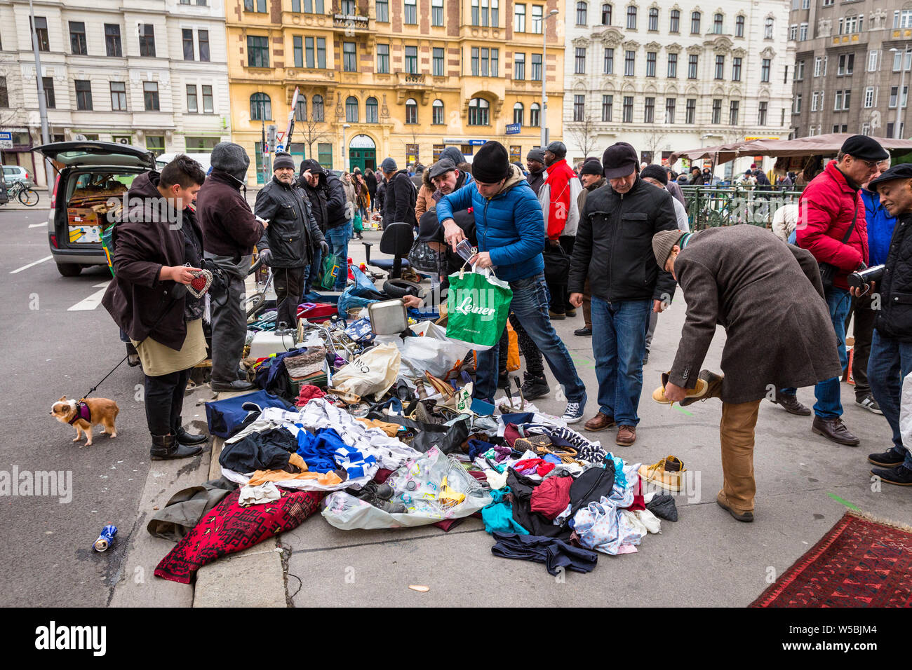 Menschen Blick vom Samstag Flohmarkt am Naschmarkt in Wien die Zentrale, berühmten und beliebten von Flohmärkten befindet. Stockfoto