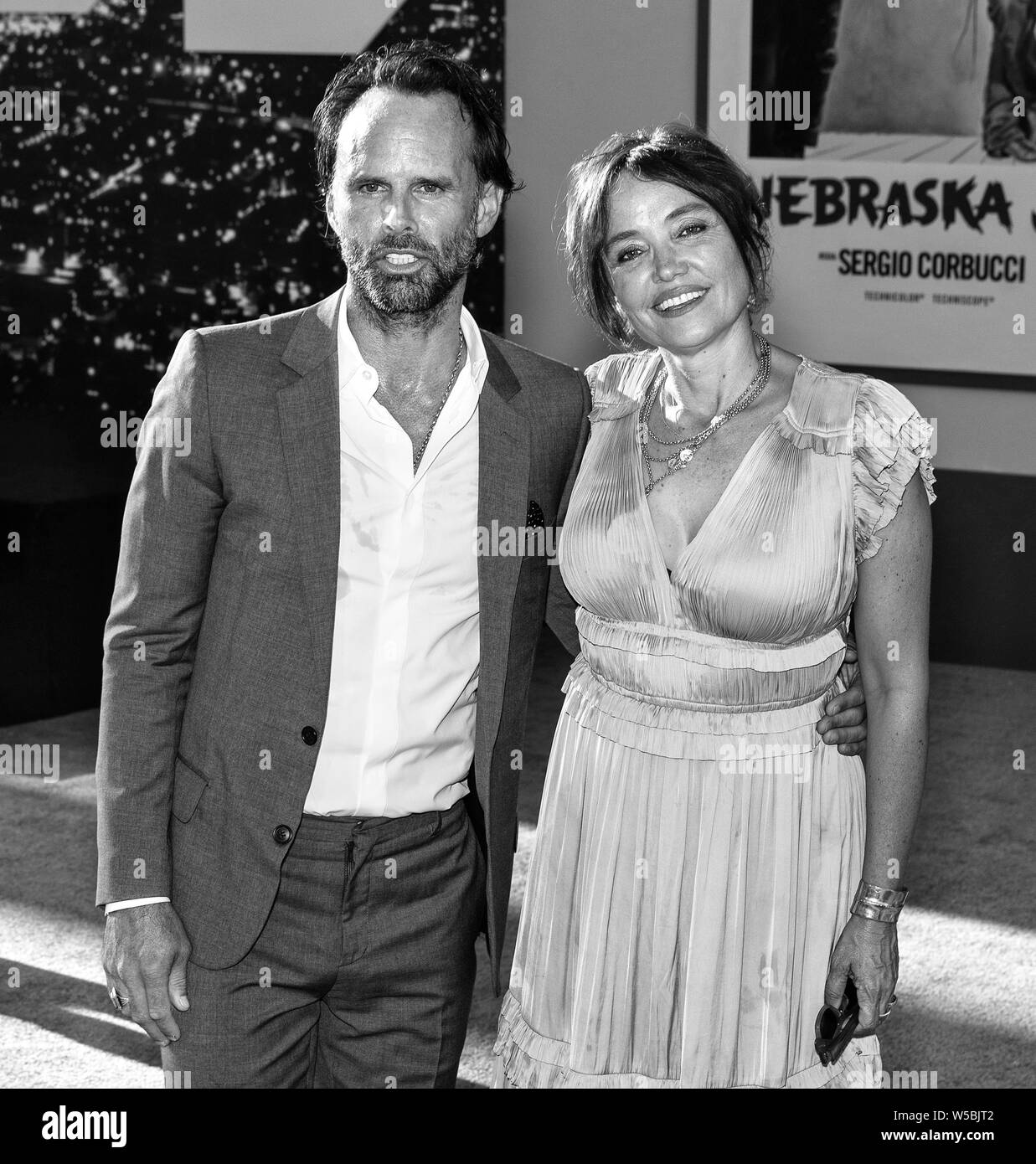 Los Angeles, CA - 22. Juli 2019: Walton Goggins und Nadia Conners nehmen an der Los Angeles Premiere von "Once Upon a Time in Hollywood" bei TCL Kinn gehalten Stockfoto