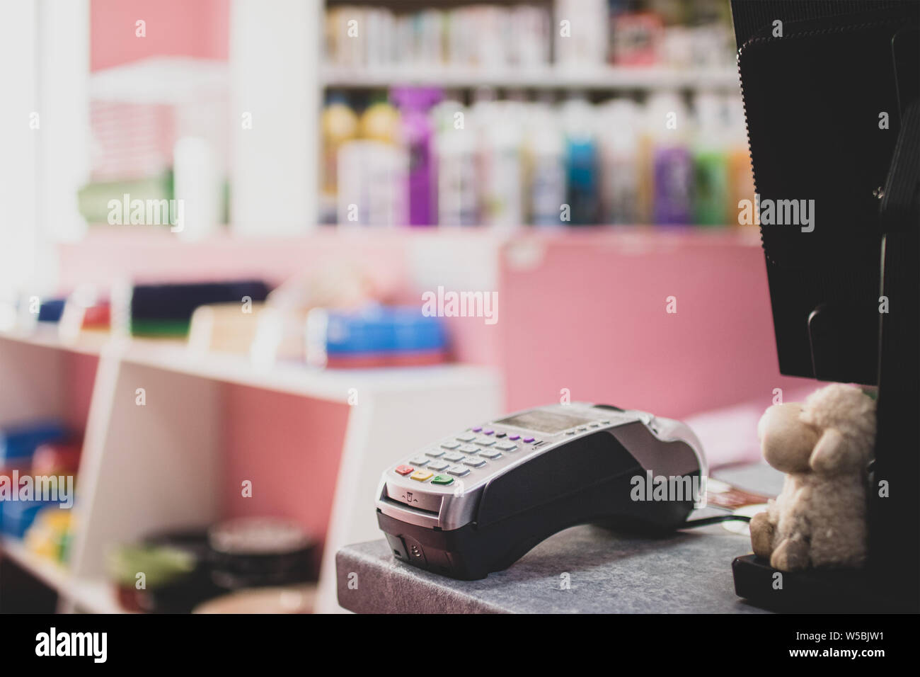 Potenzieller Kunde Zahlung mittels Smartphone. NFC-Technologie in die Menschen leben Stockfoto