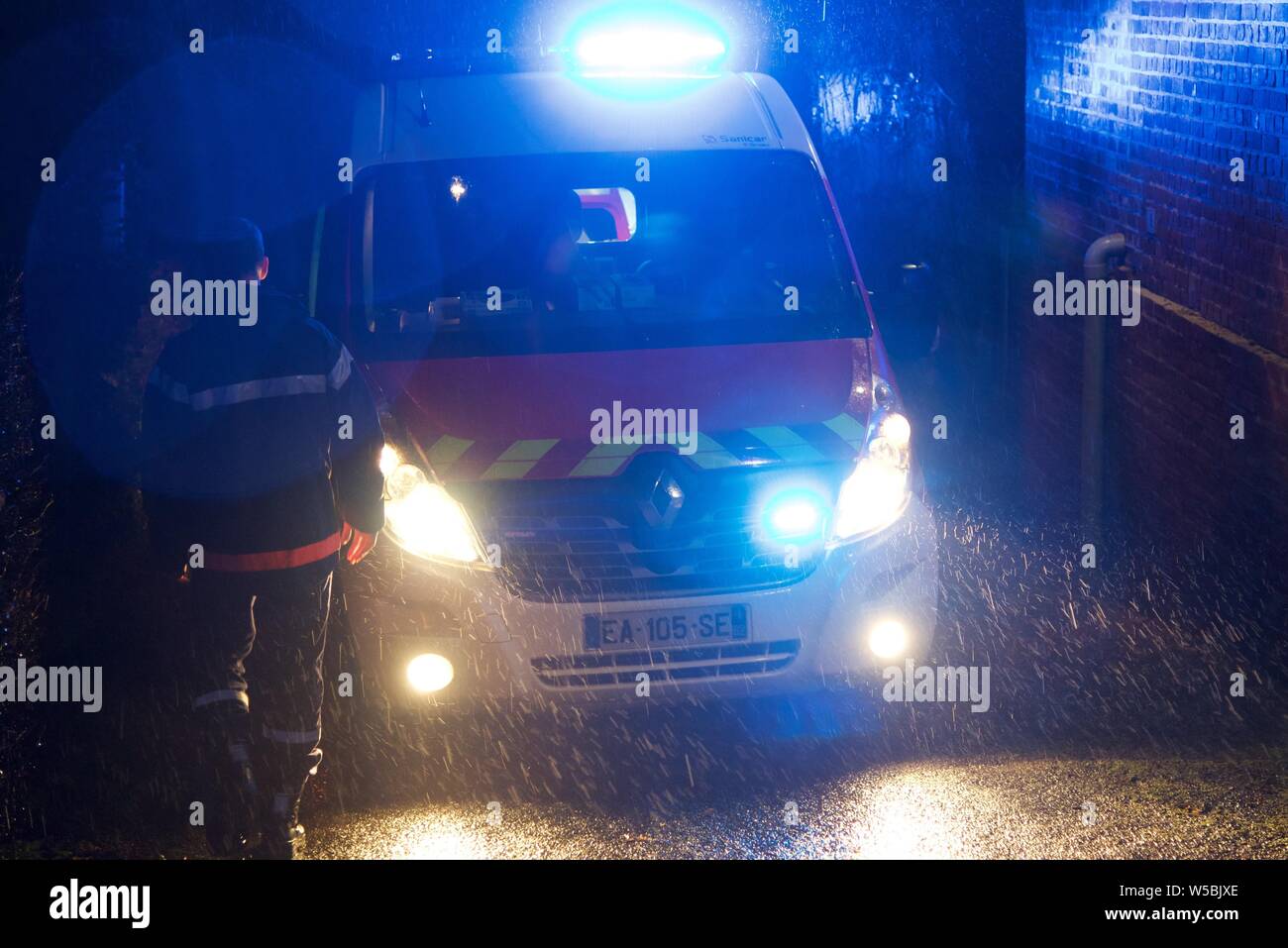 Hauts-de-France/France-March 10 2019: Pompier/Sanitäter Krankenwagen ein Notruf aus der Teilnahme an in einer regnerischen Nacht in ländlicher Lage Stockfoto