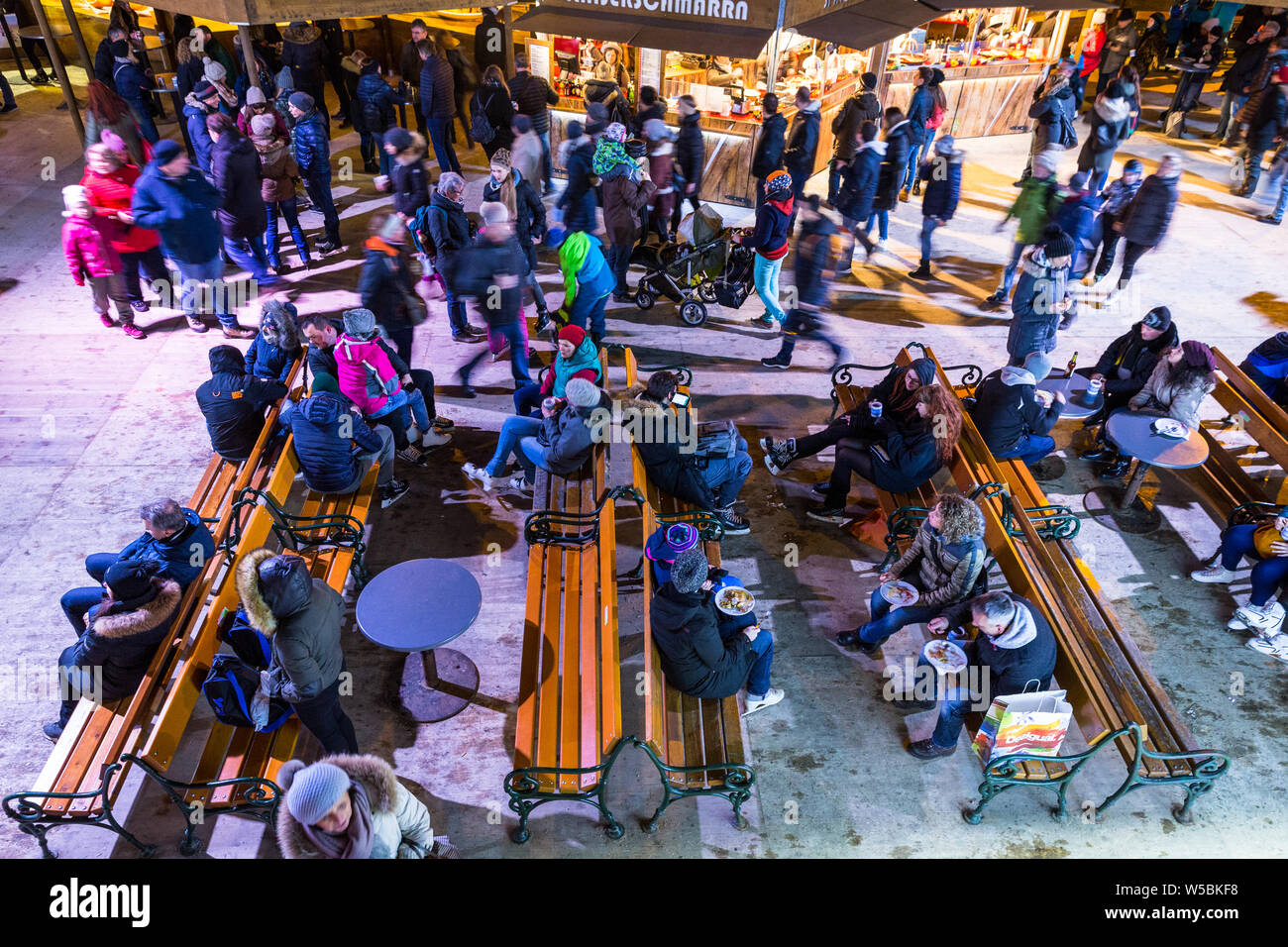 Masse der Leute Eislaufen vor dem Rathausplatz, die in eine riesige Eisfläche von Januar bis März in Wien, die Hauptstadt Österreichs umgewandelt wird. Stockfoto