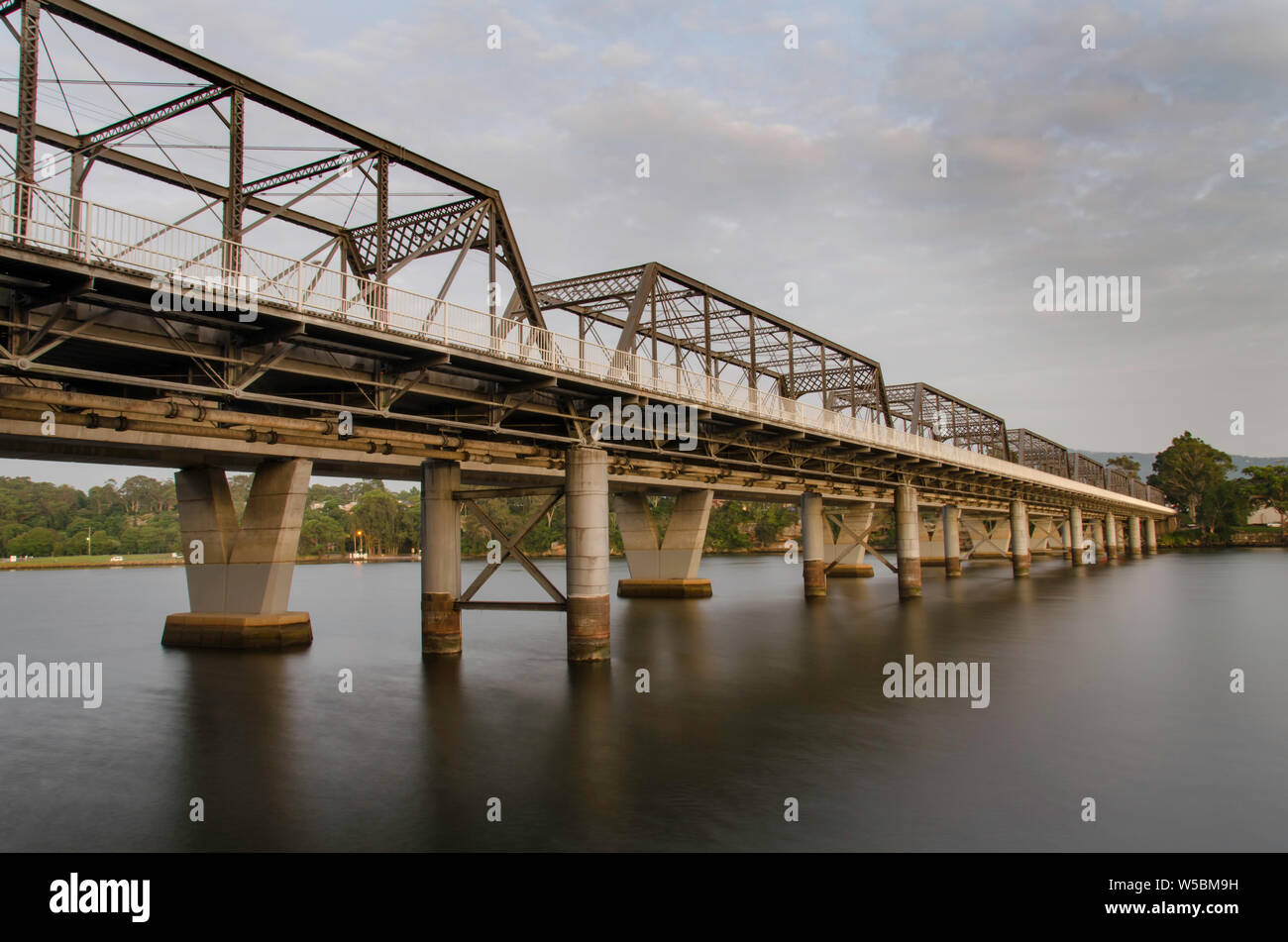Nowra Brücke, die sich über die Shoalhaven River in der Morgendämmerung in New South Wales, Australien. 1881 von Spezialisten bridge Designer, C Russell Smith Stockfoto