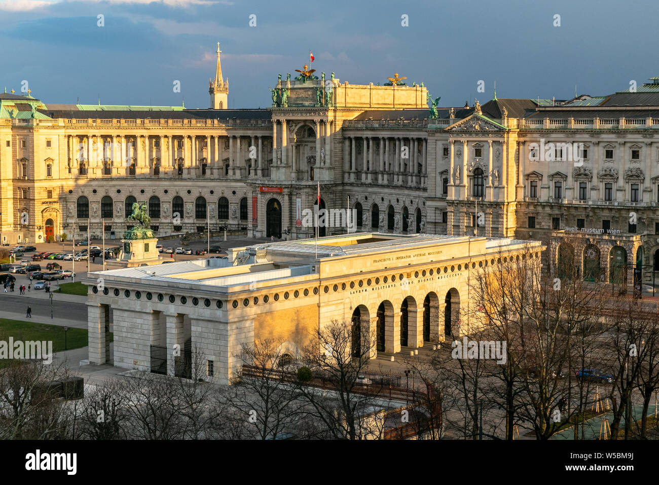 Dachterrasse mit Blick auf die Hofburg vom Natural History Museum. Die Hofburg ist der ehemalige Kaiserpalast in Wien, Österreich. Stockfoto