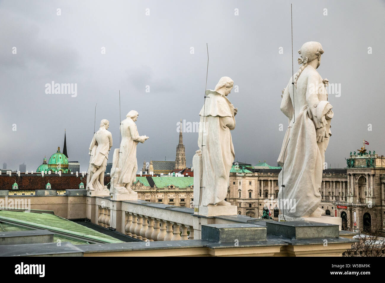 Statuen von berühmten Wissenschaftlern, auf dem Dach des Naturhistorischen Museums Ansicht mit einem schönen Stadtbild in Wien, Österreich. Stockfoto
