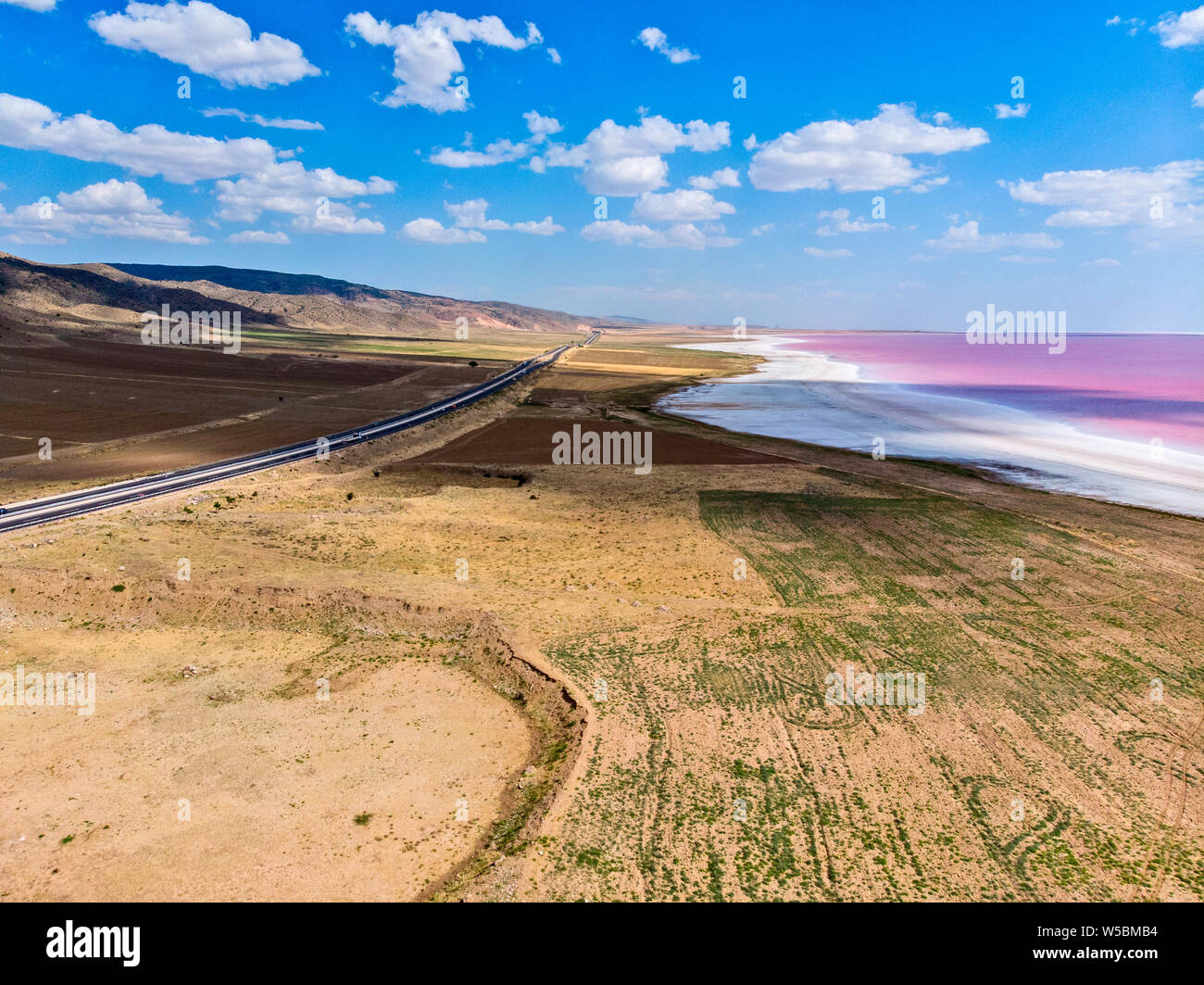 Luftaufnahme von See Tuz, Tuz Golu. Salt Lake. Rot, Rosa Salz Wasser. Er ist der zweitgrößte See in der Türkei und einer der größten hypersaline Seen Stockfoto