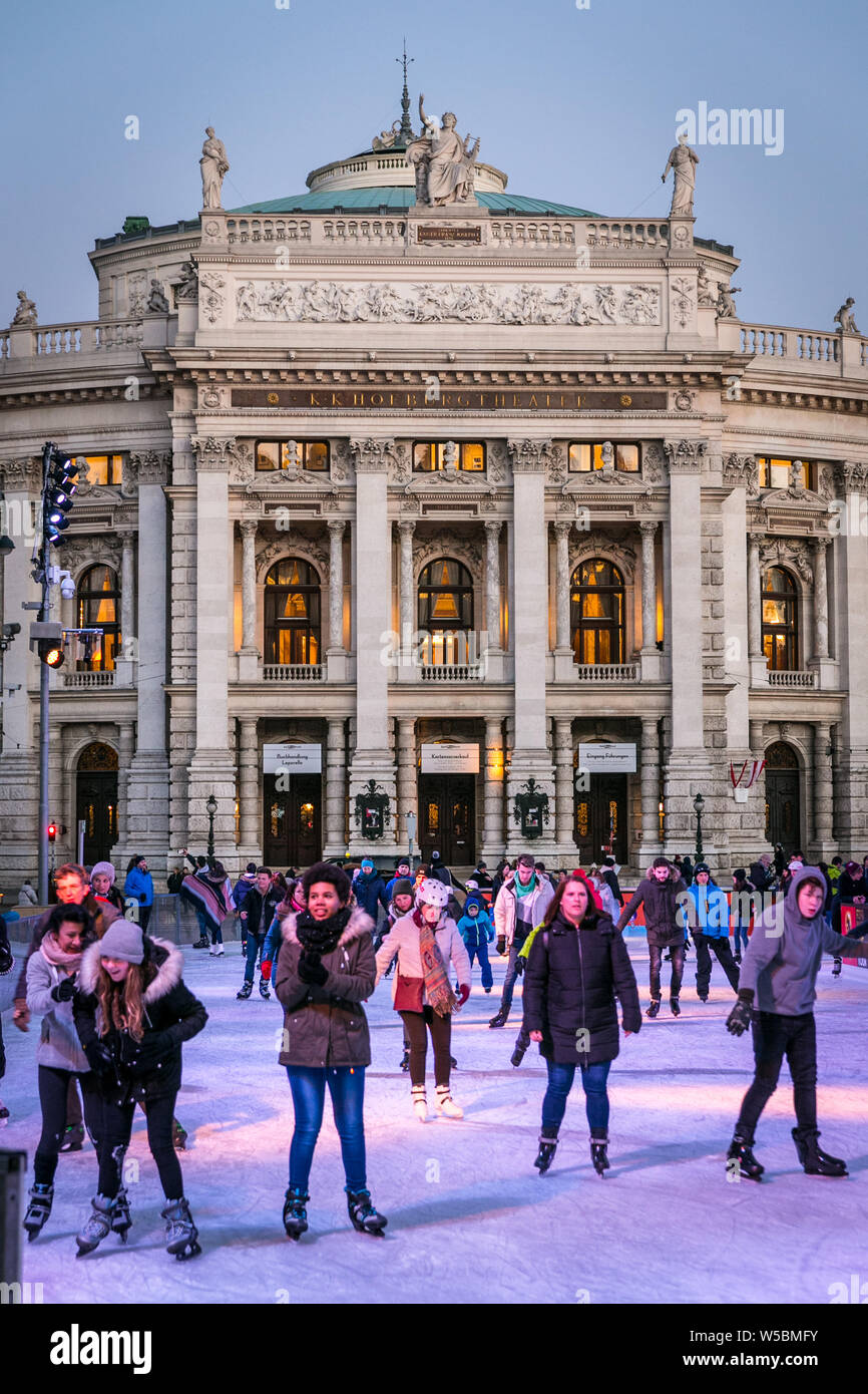 Masse der Leute Eislaufen vor dem Rathausplatz, die in eine riesige Eisfläche von Januar bis März in Wien, die Hauptstadt Österreichs umgewandelt wird. Stockfoto