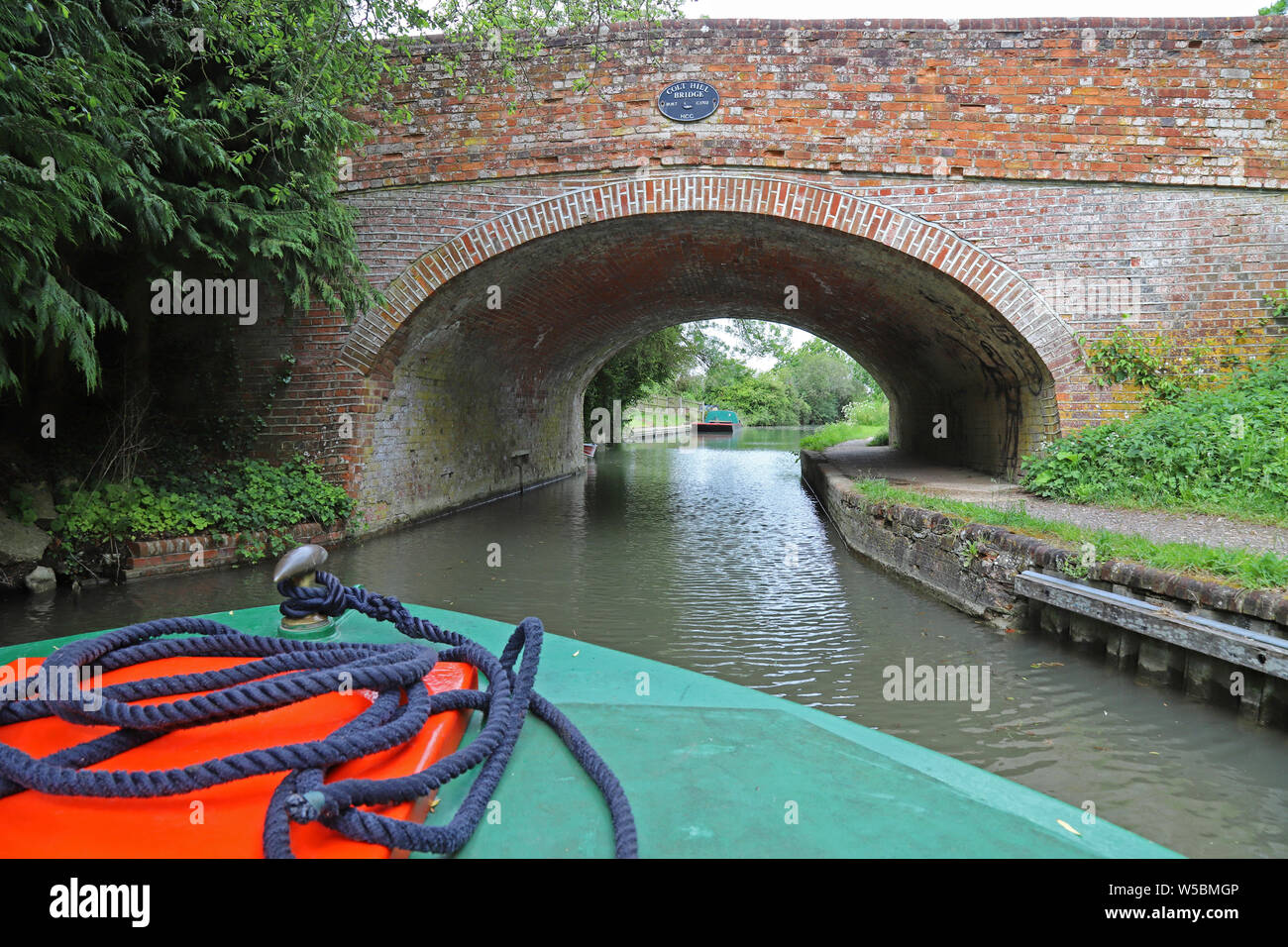 Reisen unter einer Brücke auf einem Kanal Boot auf der Basingstoke Canal Stockfoto