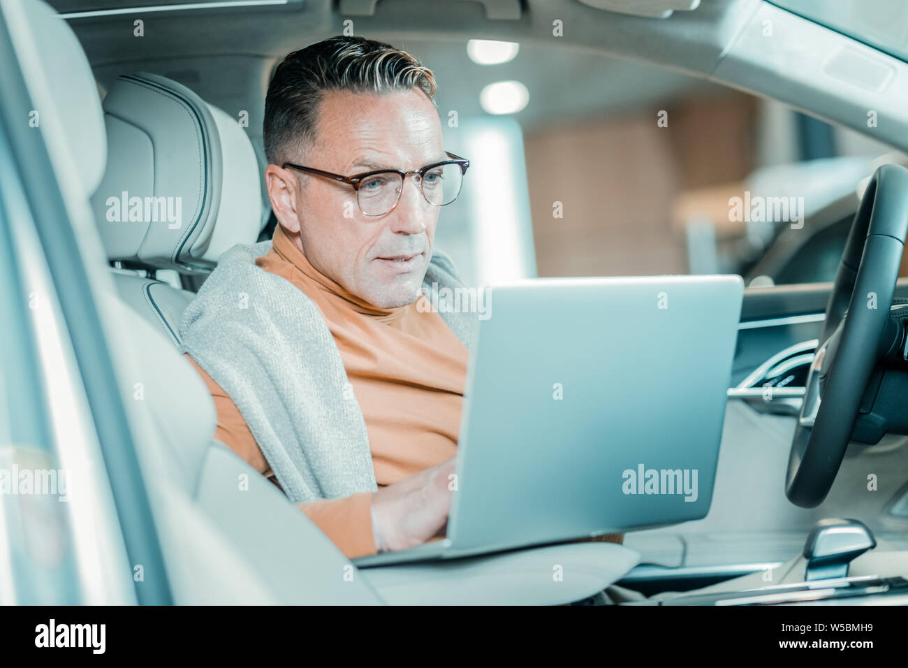 Beschäftigter Mann arbeiten auf dem Parkplatz. Stockfoto