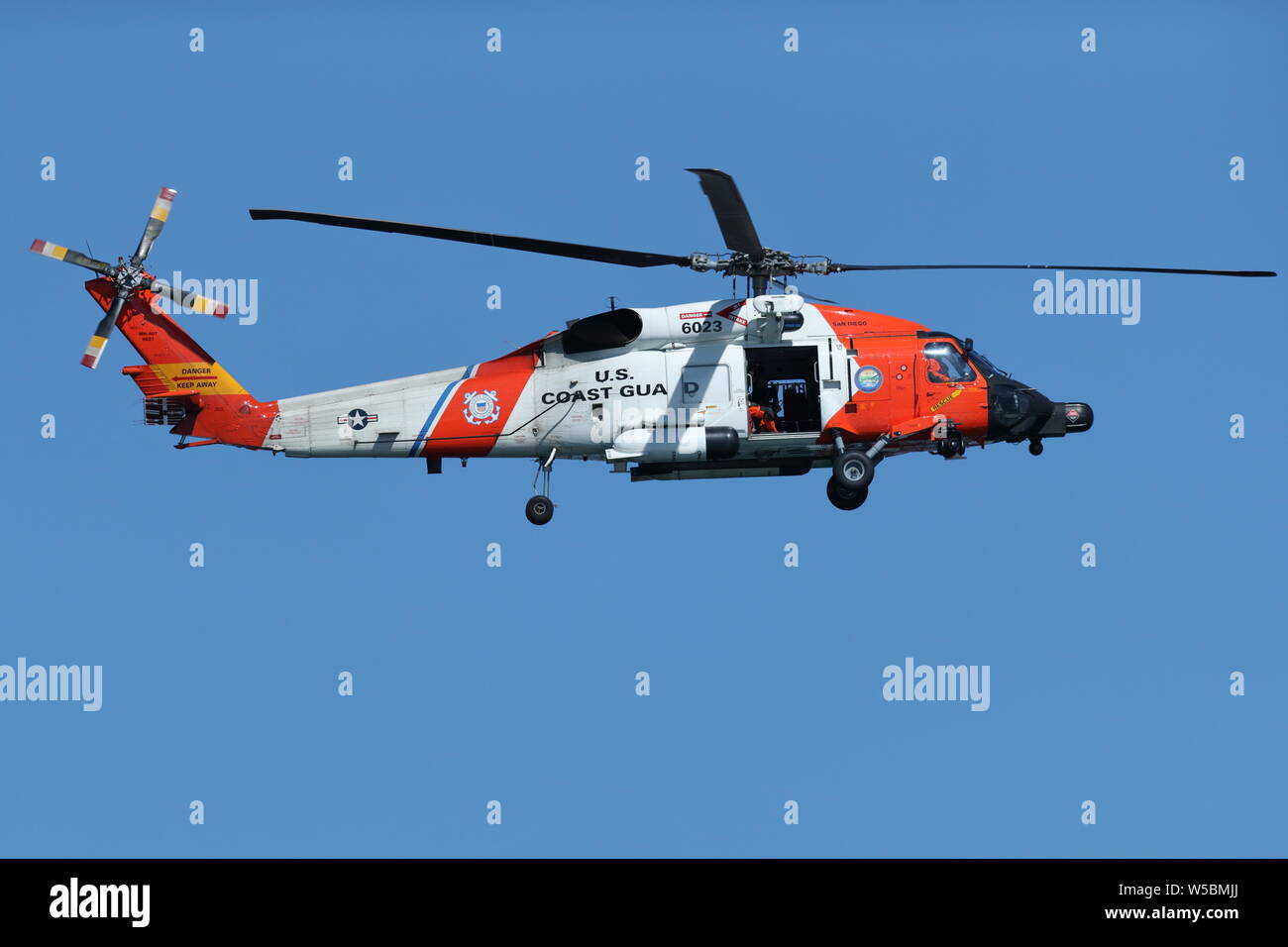 United States Coast Guard Hubschrauber während der Großen pazifischen Airshow in Huntington Beach, Kalifornien am Oktober 19, 2018 fliegen Stockfoto