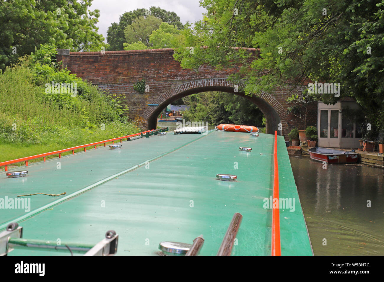 Es ist eine feste Passung erhalten einen 68 Fuß (21 Meter) lange Kanal Boot unter Brücken, Basingstoke Canal, UK. Stockfoto