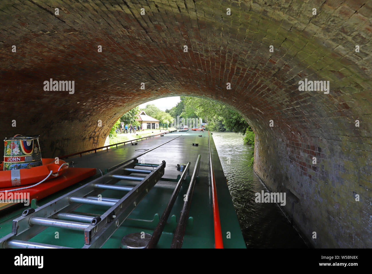 Es ist eine feste Passung erhalten einen 68 Fuß (21 Meter) lange Kanal Boot unter Brücken, Basingstoke Canal, UK. Stockfoto