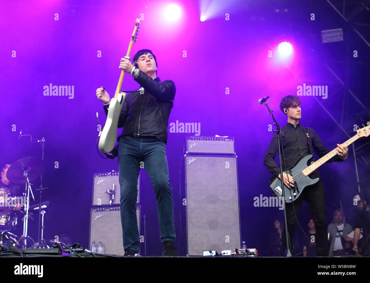 Ehemalige Schmiede, vorderen Mann, Johnny Marr führt bei Fahrzeug Music Festival - Tag zwei an Hall Farm, Steventon in der Nähe von Oxford. Stockfoto