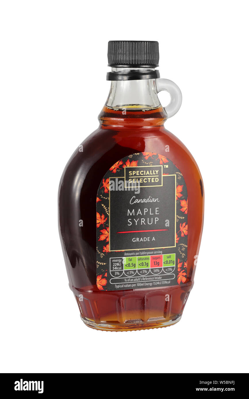 Eine Flasche kanadischen Ahornsirup Grade A isoliert auf weißem Hintergrund Stockfoto