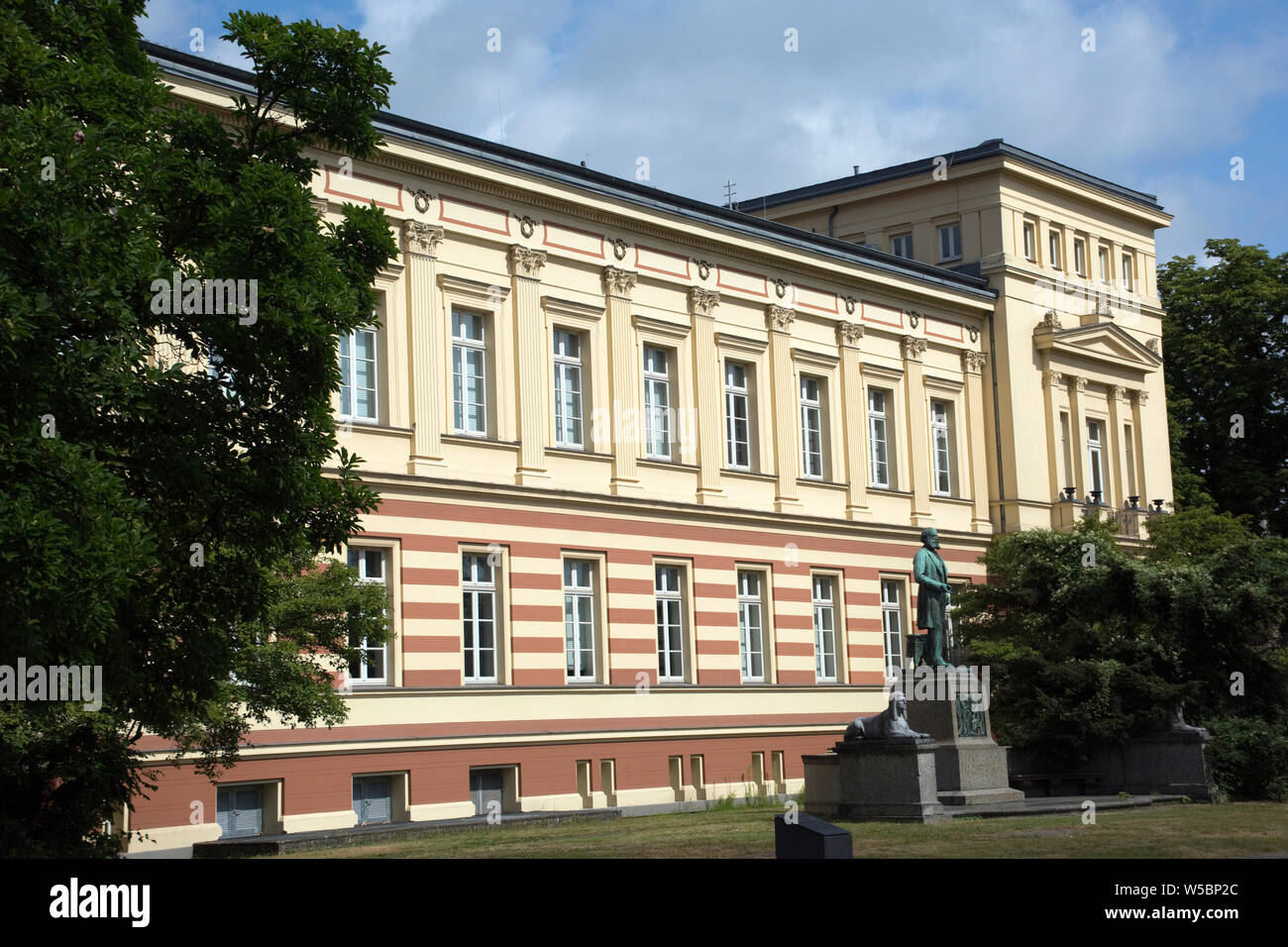 Altes Chemisches Institut der Universität Bonn, davor das August Kekule Denkmal,, 92660 Stockfoto