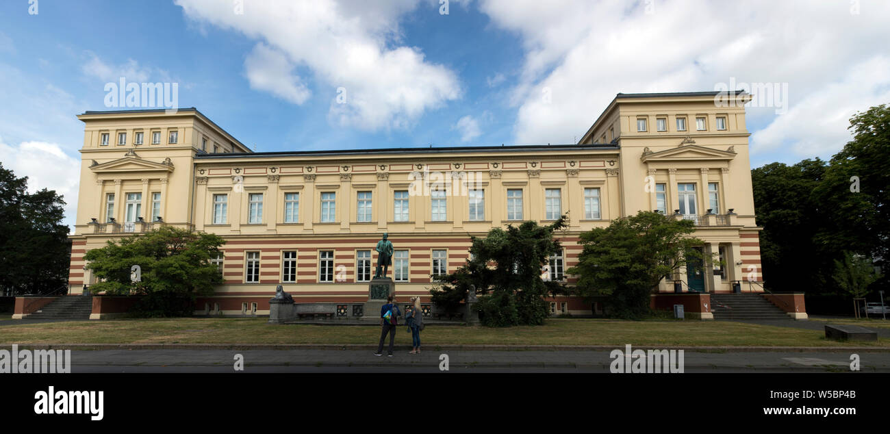Altes Chemisches Institut der Universität Bonn, davor das August Kekule Denkmal,, 92660 Stockfoto