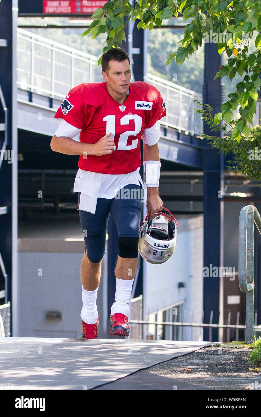 Gillette Stadium, Foxborough, USA. 27. Juli, 2019. MA, USA; New England Patriots Quarterback Tom Brady (12) Geht zum Feld während der Trainingslager am Gillette Stadium, Foxborough, USA. Anthony Nesmith/CSM/Alamy leben Nachrichten Stockfoto