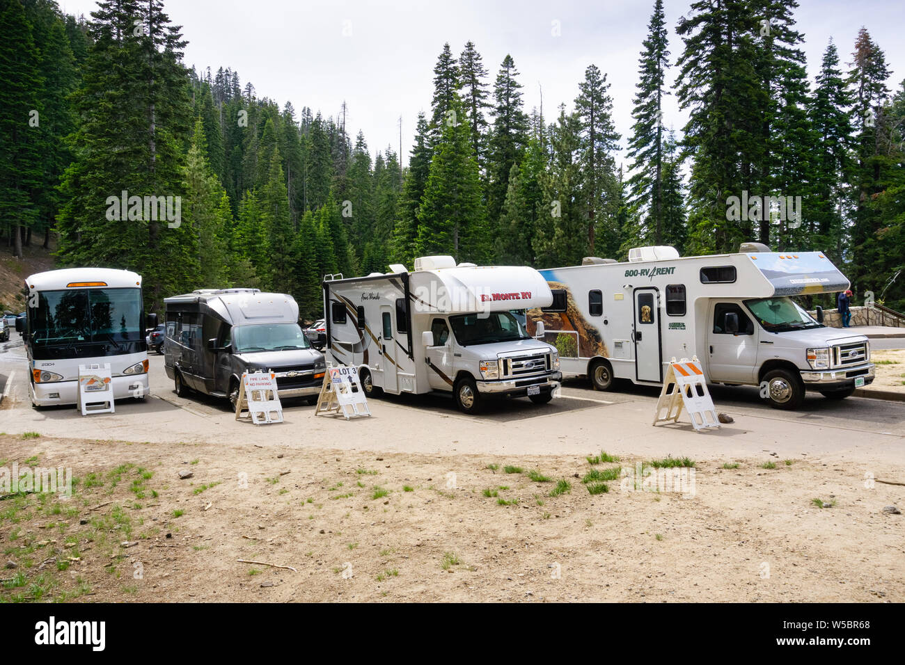 Juni 27, 2019 Yosemite Nationalpark/CA/USA - Glacier Point Parkplatz für Wohnmobile Stockfoto