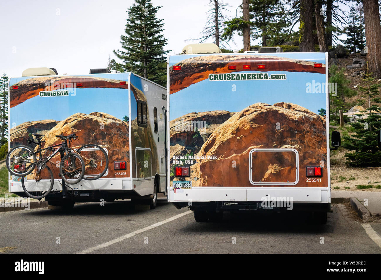 Juni 27, 2019 Yosemite Nationalpark/CA/USA - Zwei Cruise America vermietet Wohnmobile auf dem Parkplatz Stockfoto