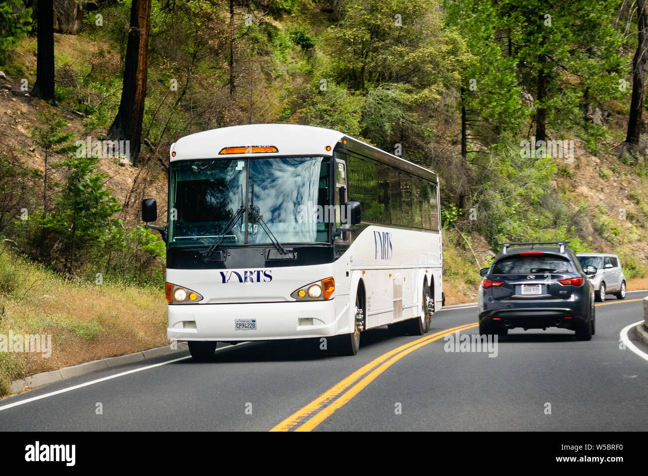 Juni 28, 2019 Yosemite Nationalpark/CA/USA - YARTS (Yosemite Area Regional Transport System) Bus durch Yosemite reisen; YARTS bietet Stockfoto
