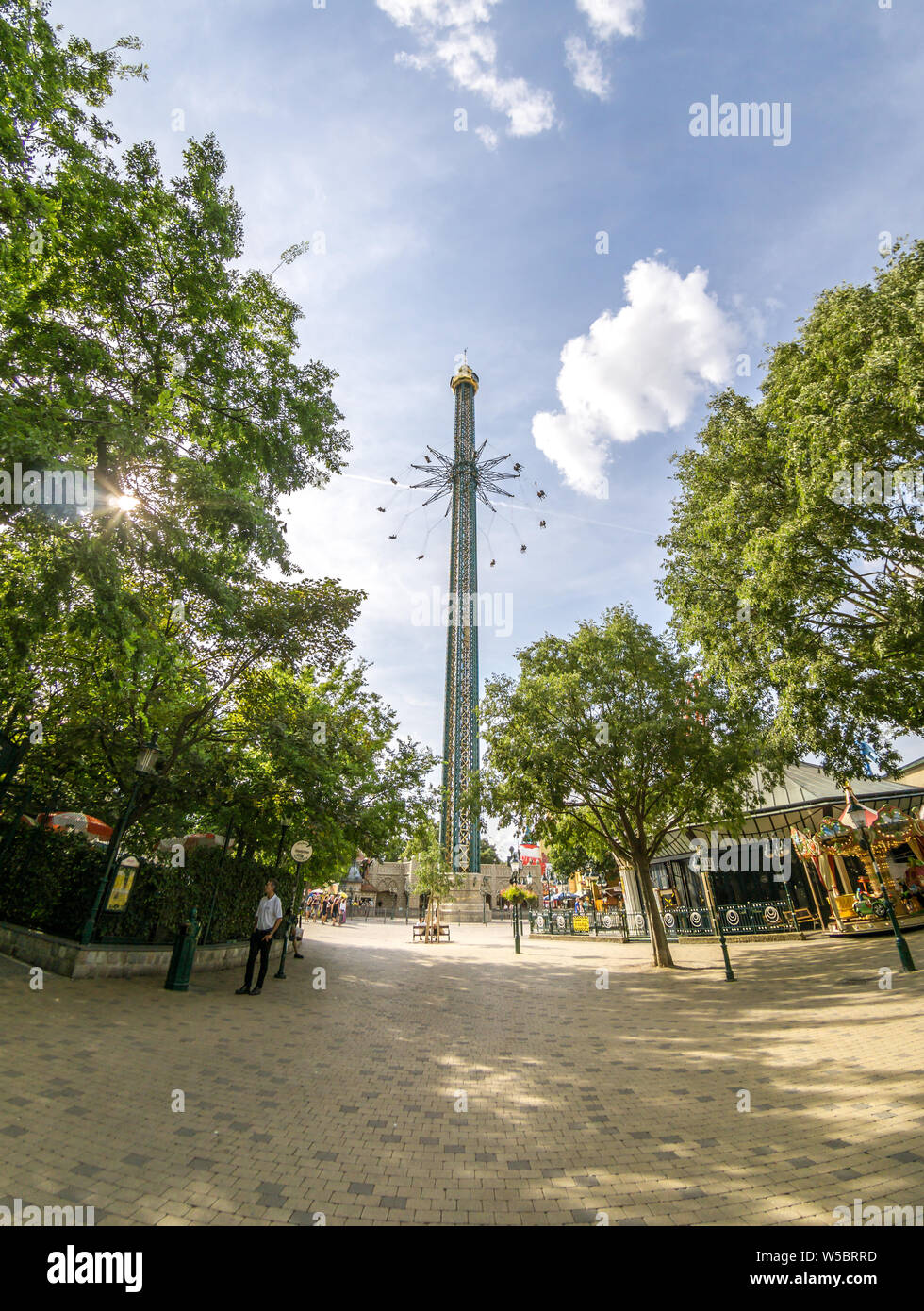Wien Österreich Juli.22 2019: Weitwinkel der Prater Turm (Praterturm) im Prater, Es ist die weltweit höchste flying Swing mit 117 meter Höhe. Stockfoto