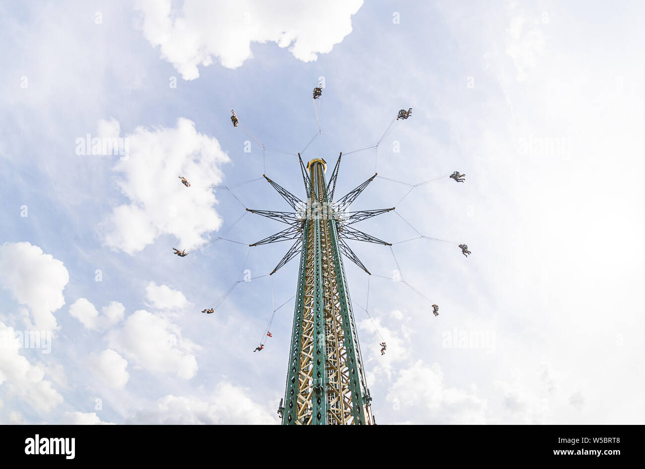 Wien Österreich Juli.22 2019: Weitwinkel der Prater Turm (Praterturm) im Prater, Es ist die weltweit höchste flying Swing mit 117 meter Höhe. Stockfoto