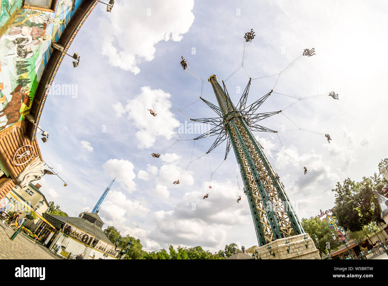 Wien Österreich Juli.22 2019: Weitwinkel der Prater Turm (Praterturm) im Prater, Es ist die weltweit höchste flying Swing mit 117 meter Höhe. Stockfoto