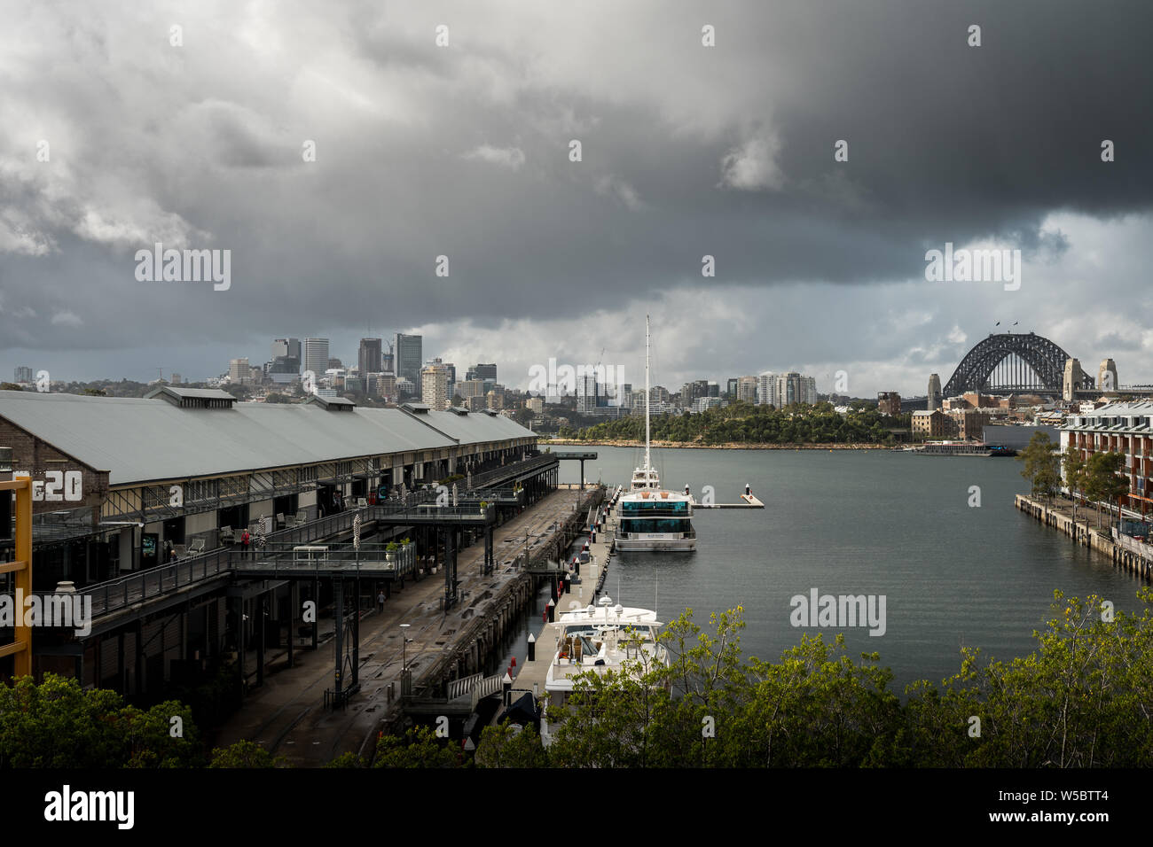 Pyrmont, New South Wales - Juni 24th, 2019: Bedrohliche Wolken hängen über Jones Bay Wharf mit North Sydney im Hintergrund sichtbar. Stockfoto