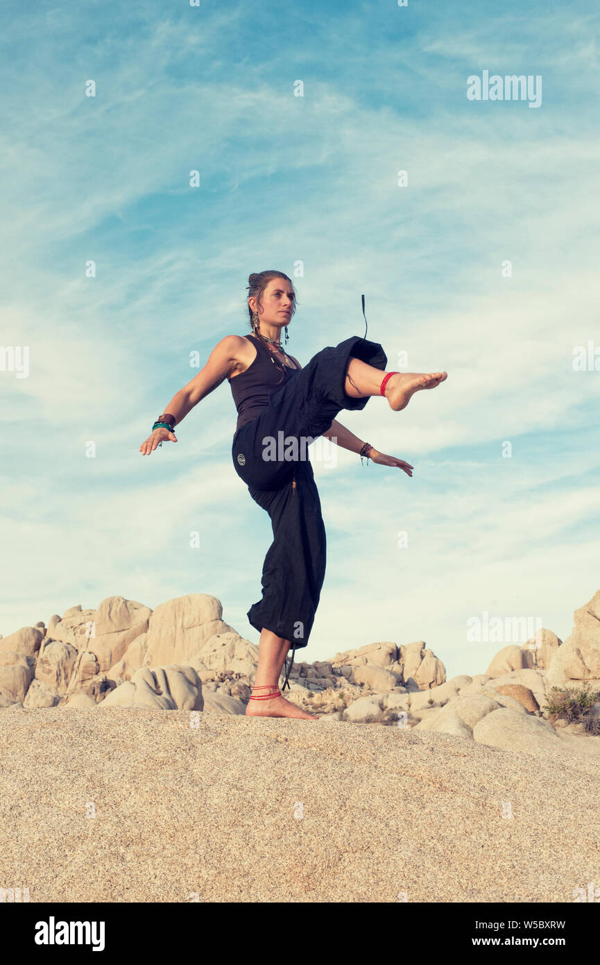 Frau üben von tai Chi in die Felsen. Stockfoto