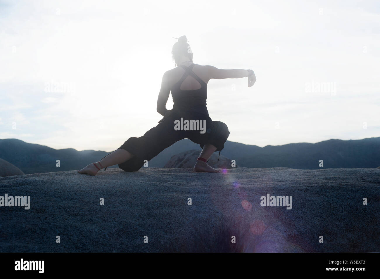 Frau üben von tai Chi in die Felsen. Stockfoto