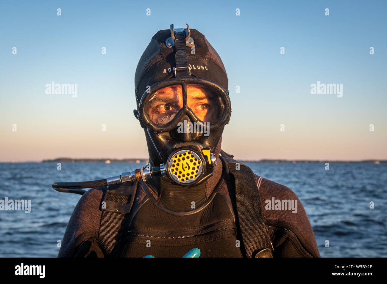 Eine wilde Oyster Diver bereitet und prüft seine Ausrüstung vor dem Tauchgang, Wittman, Maryland. Stockfoto