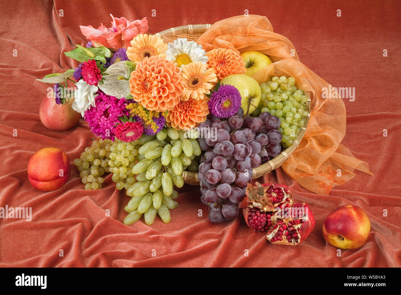 Obst und Blumen auf einem Studio Hintergrund Stockfoto