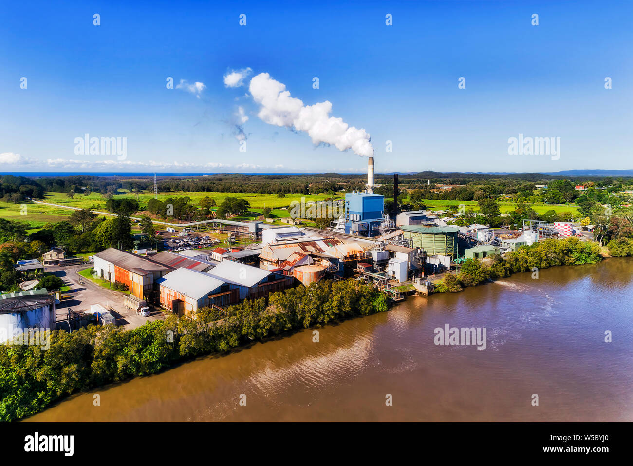 Waterfront von Broadwater Sugar Mill in ländlichen tropischen Australiens im Zentrum von Zuckerrohr Farmen und Felder unter hohen Schornstein anstrengend St Stockfoto