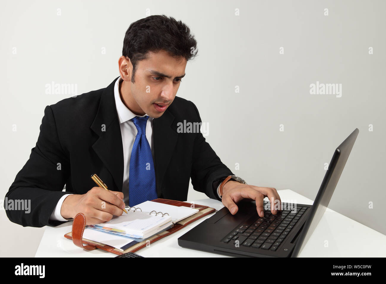 Unternehmer, die auf einem Laptop in einem Büro arbeiten Stockfoto