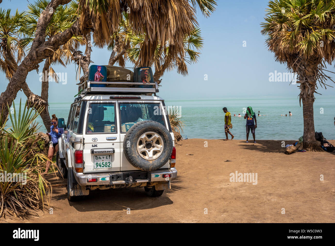 Ein Toyota Land Cruiser an einem Strand geparkt, Danakil Depression, Äthiopien Stockfoto