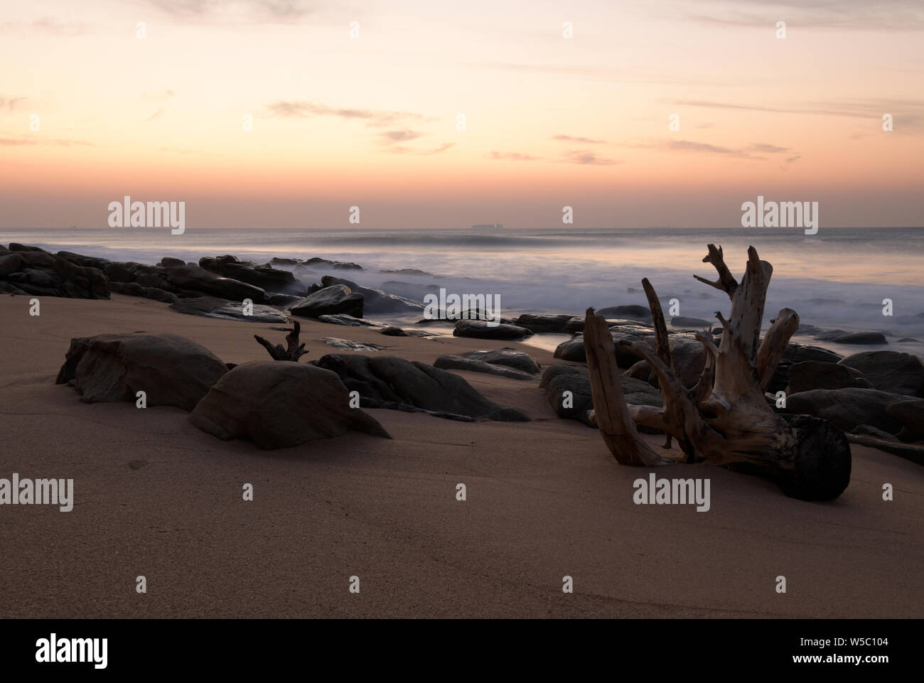 Durban, KwaZulu-Natal, Südafrika, Landschaft, Dämmerung, Umhlanga Rocks Beach, Stimmung, Seascape, afrikanische Landschaften Stockfoto